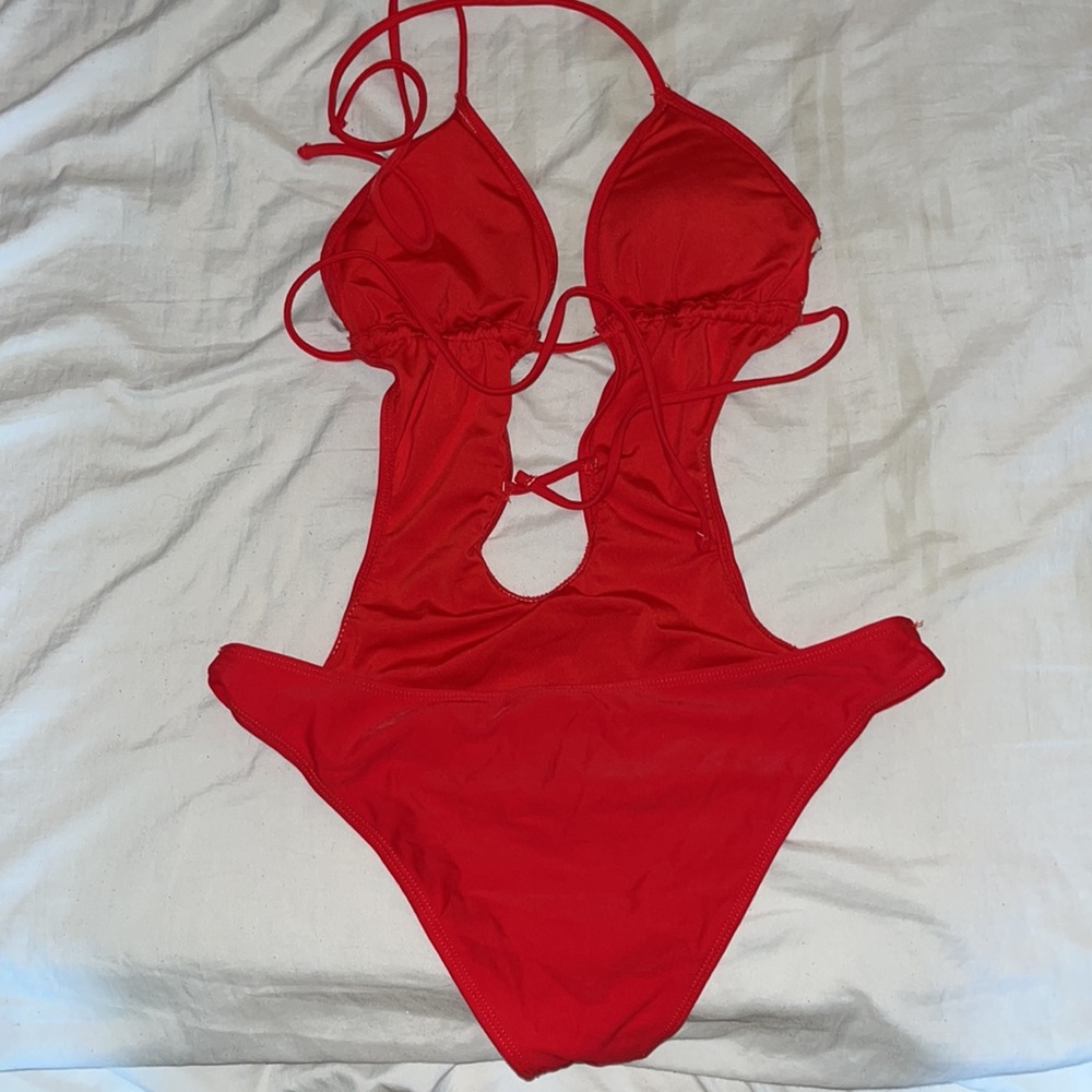 Backless one piece - Picture 2 of 3